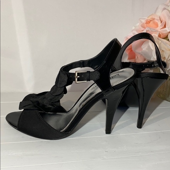 Kelly&katie Ruffle Front Heels. - Picture 3 of 7